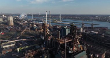 Hollanda 'da metal üretimi. Ağır sanayi bölgesi, patlama fırınları, bacalar, duman yığınları, metalurji, üretim ve imalat. Hava görünümü.