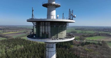 Funkubertragungsstelle Stade 1, Fernmeldeturm Stade, TV kulesi, telekomünikasyon kulesi Stade, Almanya. Hava görünümü.
