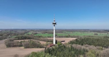 Funkubertragungsstelle Stade 1, Fernmeldeturm Stade, TV kulesi, telekomünikasyon kulesi Stade, Almanya. Hava görünümü.
