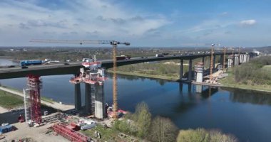 Rader Hochbrucke, Kiel kanalı üzerinde yüksek köprü, köprü yapısının genişletilmesi. Altyapı, otoyol, trafik otoyolu. Hava görünümü.