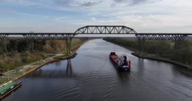 Kiel Kanalı 'ndan nakliye, doğu denizi ile kuzey denizi arasında bağlantı. İç kısımlarda su yolları. Mantık ve ulaşım. Hava aracı görünümü.