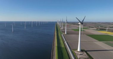 Kıyı içinde ve dışında rüzgar türbinleri, yenilenebilir enerji, temiz elektrik üretimi, enerji geçiş hava aracı görüntüsü.