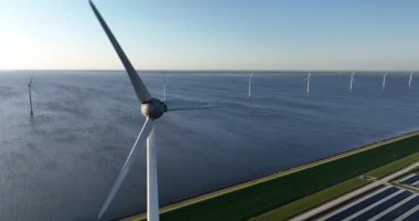 Yenilenebilir enerji, rüzgar türbinleri, güneş panelleri, kıyı rüzgâr parkı açıkları, kıyı rüzgar parkı. Hollanda, Hava İHA görüntüsü.