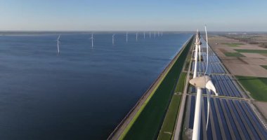 Yenilenebilir enerji, rüzgar türbinleri, güneş panelleri, kıyı rüzgâr parkı açıkları, kıyı rüzgar parkı. Hollanda, Hava İHA görüntüsü.
