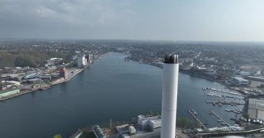 Almanya 'nın kuzeyinde Schleswig Holstein eyâletinde, Flensburg' un ufuk çizgisi kıyı boyunca uzanır. Hava görünümü.