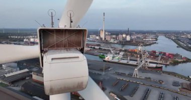 Bremen limanı, Almanya, yenilenebilir enerji, rüzgar türbinleri, büyük sanayi limanı, sanayi bölgesi, ulaşım, elektrik santrali, nakliye ve su yollarının arkasında yakın görüş alanı. Hava görünümü.