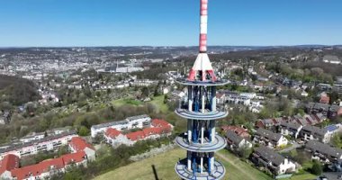 Wuppertal, Almanya 'daki telekomünikasyon kulesi. Hava aracı görüntüsü, yayın, sinyal, telsiz trafiği. Hava görünümü.