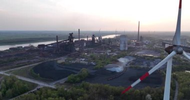 Bremen limanında yenilenebilir enerji, arka planda patlama fırını, Almanya 'da ağır sanayi. Hava aracı görünümü.