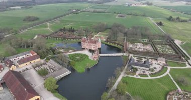 Egeskov Kalesi, Danimarka 'nın Funen adasındaki kale. Rönesans, kale, Danimarka. Hava görünümü.
