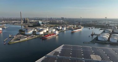Petro kimya limanı, fosil yakıtlar, nakliye, ulaşım, küresel lojistik, su yolları. Amsterdam limanının havadan görüntüsü. Hava görünümü.