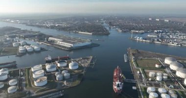 Petro kimya limanı, fosil yakıtlar, nakliye, ulaşım, küresel lojistik, su yolları. Amsterdam limanının havadan görüntüsü. Hava görünümü.