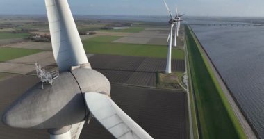 Su kenarında rüzgar türbinleri, yenilenebilir enerji, enerji geçişi. Hava aracı görünümü.
