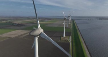 Su kenarında rüzgar türbinleri, yenilenebilir enerji, enerji geçişi. Hava aracı görünümü.