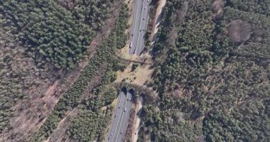 Çevresel geçiş, vahşi yaşam geçişi, otoyol üzerindeki doğa köprüsü, insan ve doğa. Havadan yukarıdan aşağıya hava görüntüsü.