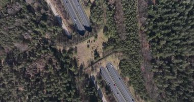 Çevresel geçiş, vahşi yaşam geçişi, otoyol üzerindeki doğa köprüsü, insan ve doğa. Havadan yukarıdan aşağıya hava görüntüsü.