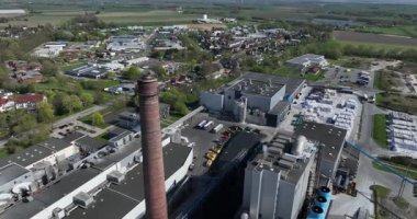 Kağıt geri dönüşümü, kağıt atıkları yeni ürünlere, daire ekonomisi, atık yok, geri dönüşüm. Hava görünümü.