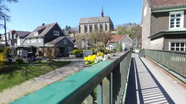 Wuppertal, Beyenburger Stausee, Almanya 'da St. Maria Magdalena kilisesine bağlı küçük bir köy. Bakış açısı.