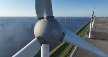 Güneş lekelenebilir, yenilenebilir enerji, Hollanda 'da enerji geçişi. Rüzgar türbinleri, lale tarlaları arasındaki su hattı boyunca esiyor. Hava görünümü.