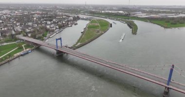 Friedrich Ebert Köprüsü, Ruhrort ve Homberg 'in Duisburg ilçeleri arasında Ren Nehri üzerinde bulunan bir yol köprüsü. Hava görünümü.