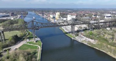 Rendsburg Yüksek Köprüsü, Rendsburger Hochbrucke, resmi olarak Eisenbahnhochbrucke Rendsburg, Neumunster Flensburg hattındaki demiryolu viyadük hattı. Köprü