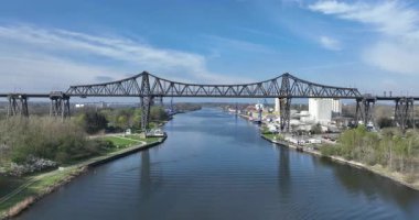 Rendsburg Yüksek Köprüsü, Rendsburger Hochbrucke, resmi olarak Eisenbahnhochbrucke Rendsburg, Neumunster Flensburg hattındaki demiryolu viyadük hattı. Köprü