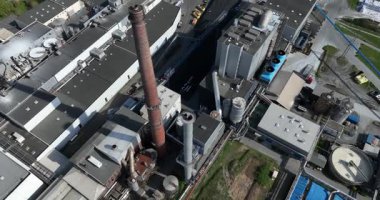 Gluckstadt, Almanya 'da kağıt geri dönüşüm fabrikası. Hava aracı görüntüsü. Eski kağıt, yeni kağıt.,
