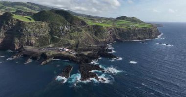 Azores manzarası, Sao Miguel, yeşil yemyeşil yemyeşil ada, Atlantik okyanusu. Hava görünümü.