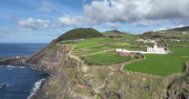 Azores manzarası, Sao Miguel, yeşil yemyeşil yemyeşil ada, Atlantik okyanusu. Hava görünümü.