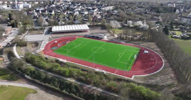 Spor sahasının havadan görünüşü, atletik koşu pisti ve soccerfield, spor ve eğlence. Sağlıklı yaşam tarzı.