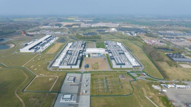 Odense, Danimarka 'daki veri merkezi, bulut veya bağlantı, hiperölçekleyici, yapay zeka, bilişim, altyapı, bilgisayar merkezi hava görüntüsü