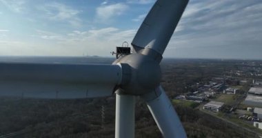 Almanya 'da yenilenebilir enerji, günbatımında rüzgar türbini bulutlu gökyüzünde. Temiz enerji. Hava görünümü.