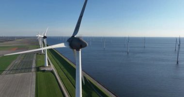 Kıyı içinde ve dışında rüzgar türbinleri, yenilenebilir enerji, temiz elektrik üretimi, enerji geçiş hava aracı görüntüsü.
