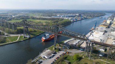 Rendsburger Hochbrucke, Kiel kanalı üzerindeki yüksek üstgeçit köprüsü, Ostsee 'den Nordsee' ye, Kuzey Octese Kanalı 'na büyük sanayi gemileri nakli. Hava görünümü.