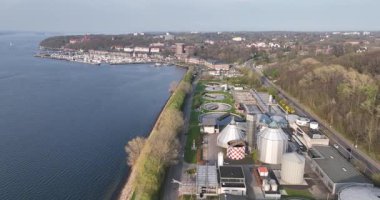 Almanya, Flensburg 'daki atık su arıtma tesisi. Hava görünümü.