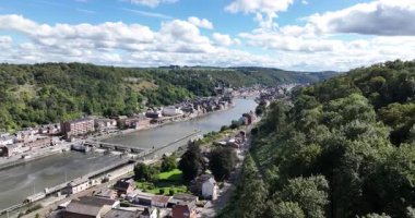 Dinant, Belçika Ardennes 'de Meuse nehri kıyısında küçük bir köy. Hava görünümü.