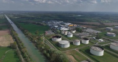 Petrol, gaz, endüstriyel depolama siloları, Wesel Datteln kanalı boyunca, Bucholtwelmen, Hunxe, Almanya hava aracı görüşü