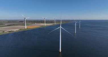 Hollanda 'da yenilenebilir enerji, kıyı rüzgârı türbinleri, temiz enerji, enerji geçişi. Hava görünümü.