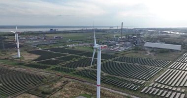Almanya 'da temiz yenilenen enerji, Brunsbuttel, rüzgar türbinleri ve sanayi bölgesinde güneş panelleri. Elbe nehri boyunca. Hava görünümü.