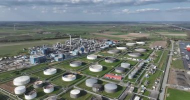 Petrol işlemcisi ve kimya şirketi, Brunsbuttel, Almanya 'daki Rafineri, petrokimya endüstrisi, petrol ürünleri rafinerisi, fosil yakıtlar ticari endüstriyel imalat. Hava görünümü.