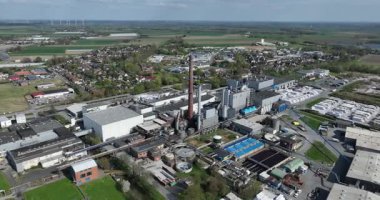 Kağıt geri dönüşümü, kağıt atıkları yeni ürünlere, daire ekonomisi, atık yok, geri dönüşüm. Hava görünümü.