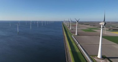 Lale alanları arasında rüzgar türbinleri, yeşil sürdürülebilir enerji, rüzgardan gelen yenilenebilir enerji. Temiz enerji. Hava görünümü.