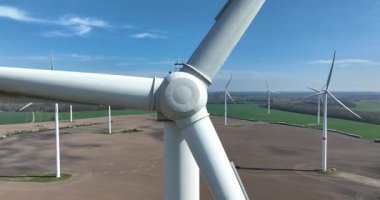 Rüzgar türbinleri, temiz enerji, rüzgar türbinleri, yeşil arazi, enerji geçişi, temiz enerji. Hava görünümü.