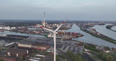 Weser nehri ve Bremen limanı, endüstriyel ticari nakliye ve üretim, lojistik ve imalat. Su yolu altyapısı. Hava görünümü.
