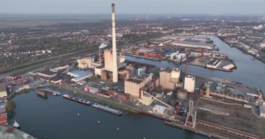 Weser nehri ve Bremen limanı, endüstriyel ticari nakliye ve üretim, lojistik ve imalat. Su yolu altyapısı. Hava görünümü.
