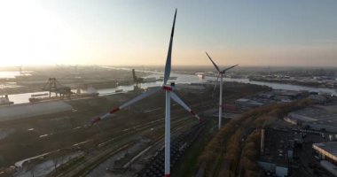 Hollanda, Amsterdam limanındaki yenilenebilir enerji rüzgâr türbininin yakın görüntüsü. Hava görünümü.