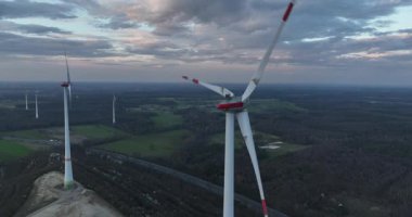 Almanya 'da yenilenebilir enerji, günbatımında rüzgar türbini bulutlu gökyüzünde. Temiz enerji. Hava görünümü.