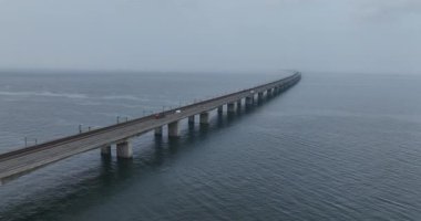Büyük Kemer Köprüsü, Danimarka 'daki trafik köprüsü, sonsuzluk köprüsü. Otoyol ulaşımı ve hareket kabiliyeti. Hava aracı görünümü.