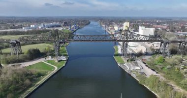 Rendsburg Yüksek Köprüsü, Rendsburger Hochbrucke, resmi olarak Eisenbahnhochbrucke Rendsburg, Neumunster Flensburg hattındaki demiryolu viyadük hattı. Köprü Almanya 'nın kuzeyinde Schleswig eyâletinde Kiel Kanalı' nı geçmektedir.