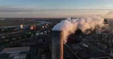 Tüten bacalar, bacalar, sanayi bölgesi, ağır sanayi, Alman rhur bölgesi. Aerail görünümü.