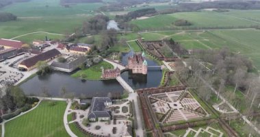 Egeskov Kalesi, Danimarka 'nın Funen adasındaki kale. Rönesans, kale, Danimarka. Hava görünümü.